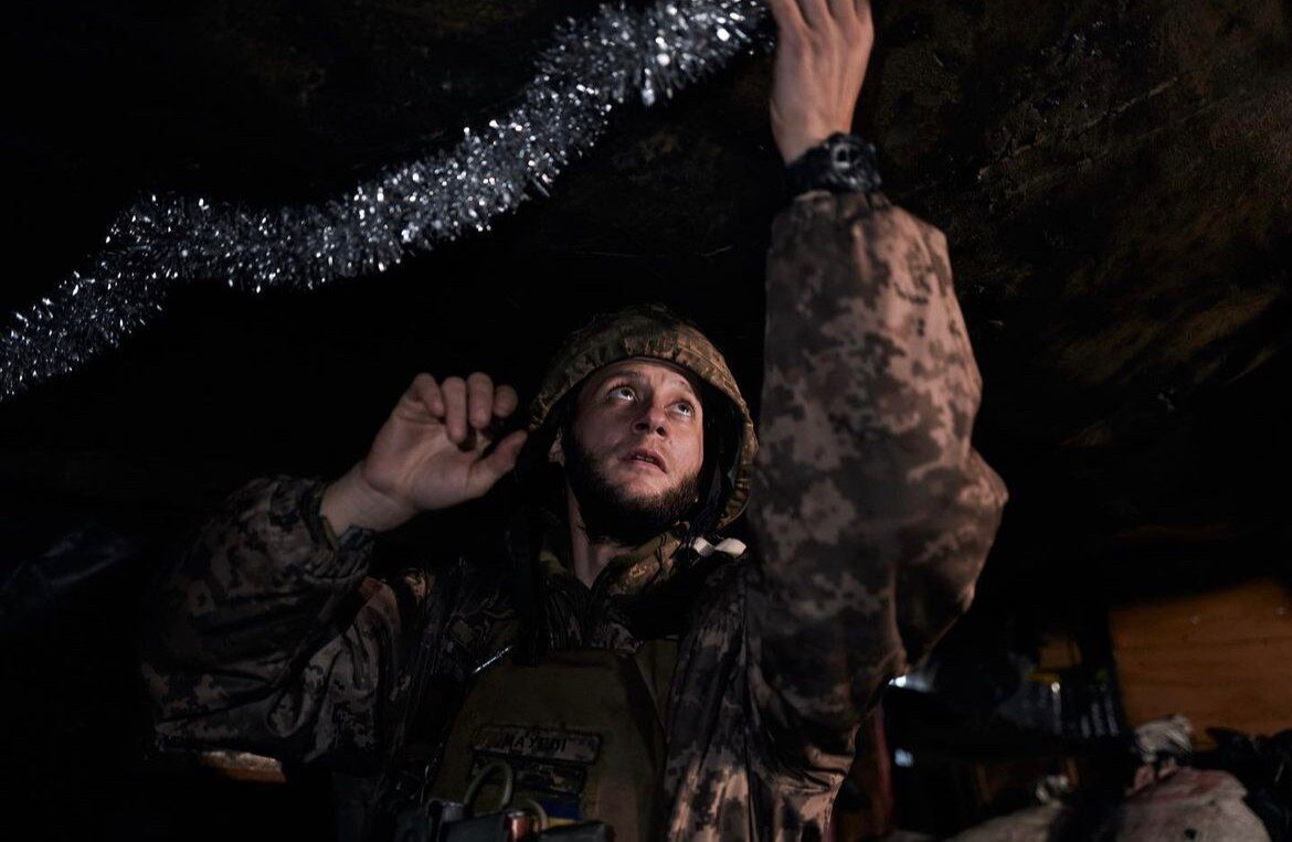 Рождество на передовой: украинские воины показали, как готовятся к празднику под обстрелами. Фото