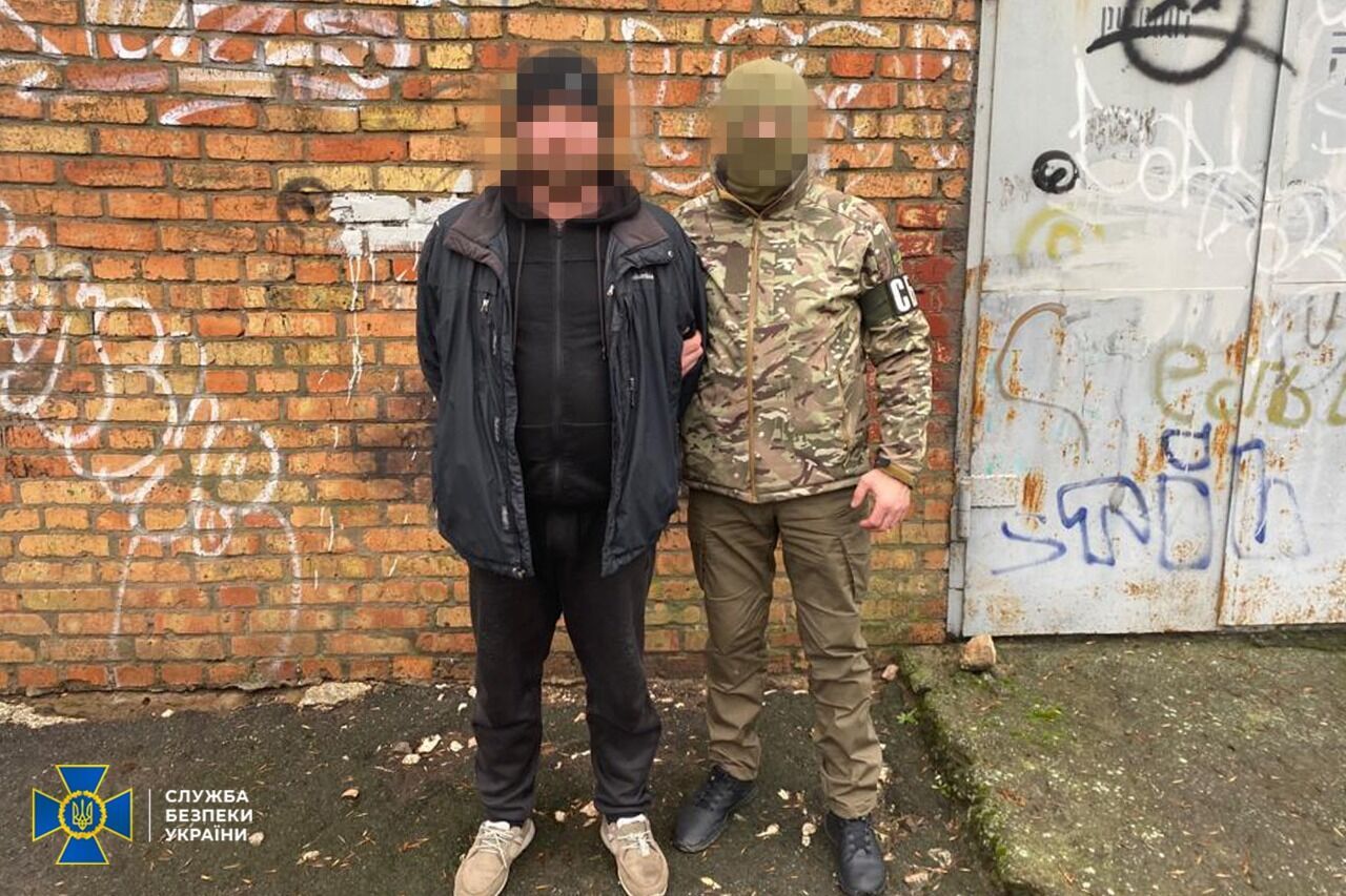 Не успел сбежать: СБУ задержала в Чернобаевке приспешника захватчиков, который помогал размещать вражеские войска и технику. Фото