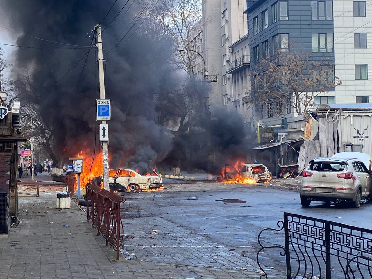 Окупанти обстріляли центр Херсона: 10 осіб загинули, десятки поранено. Фото і відео