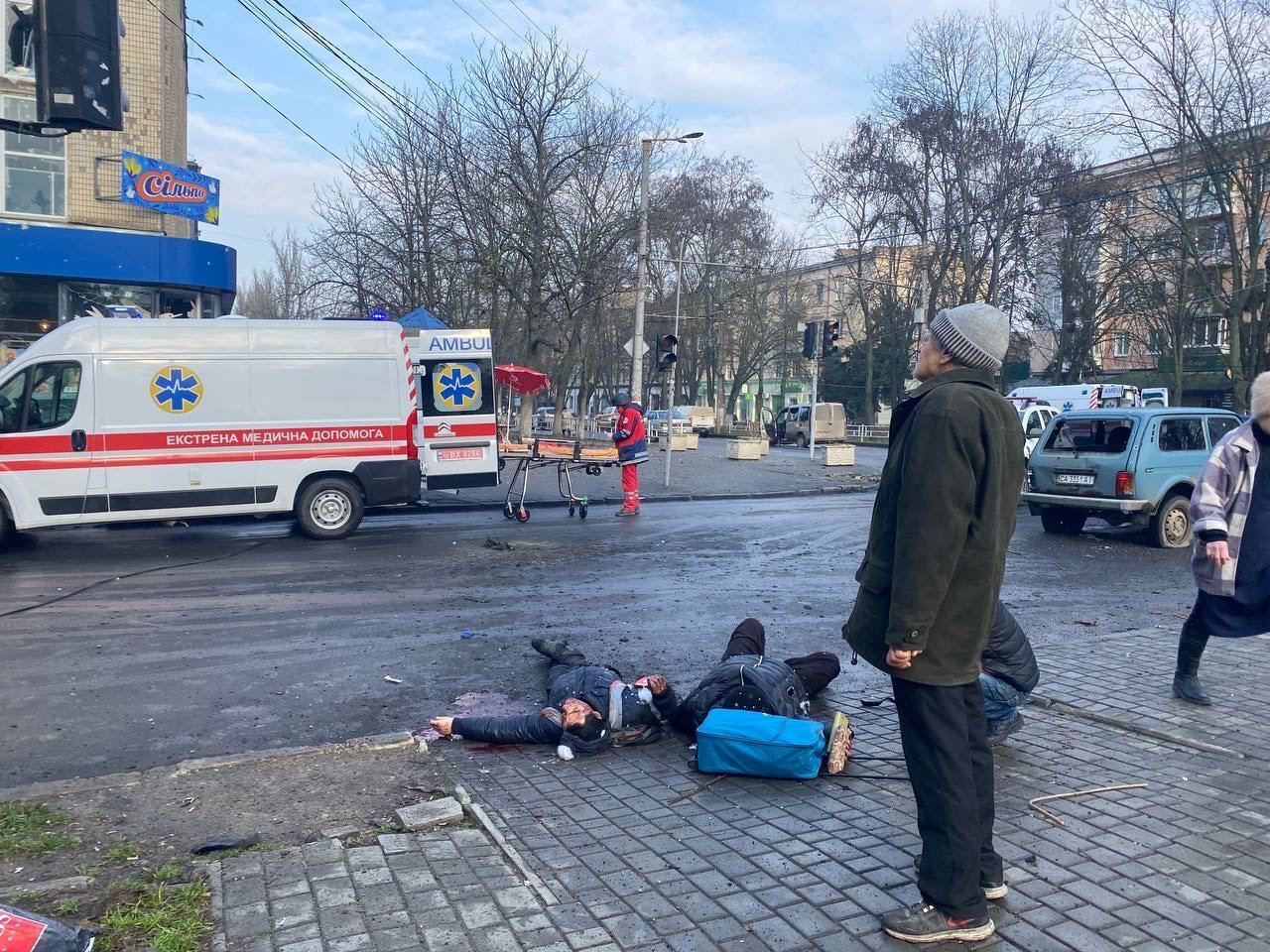 "Світ має бачити, проти якого зла ми воюємо": Зеленський відповів на обстріл Херсона і показав страшні фото