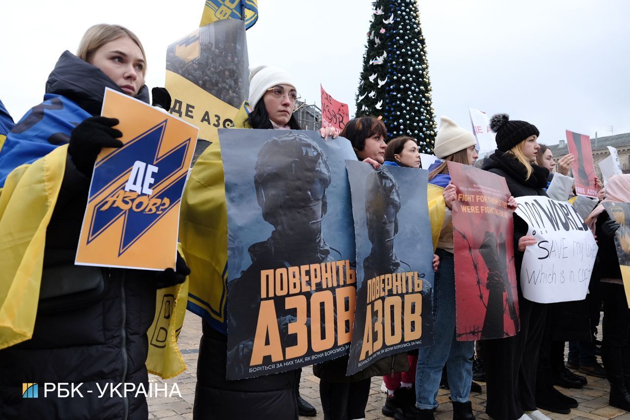 В Киеве на Софийской площади провели акцію в поддержку защитников Мариуполя. Фото и видео
