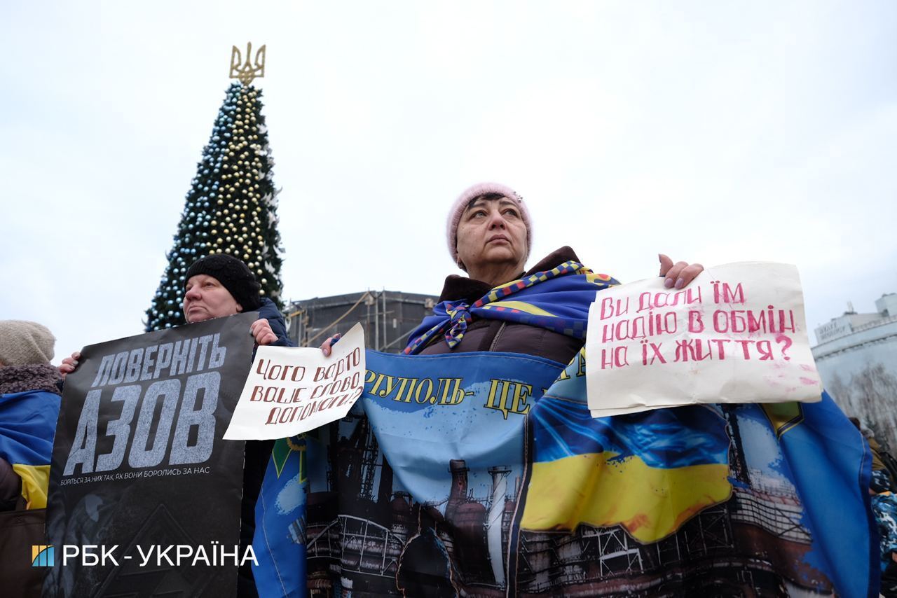 В Киеве на Софийской площади провели акцію в поддержку защитников Мариуполя. Фото и видео