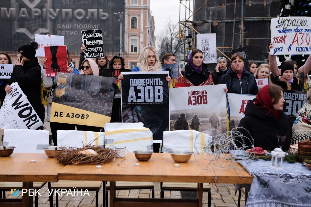 В Киеве на Софийской площади провели акцію в поддержку защитников Мариуполя. Фото и видео