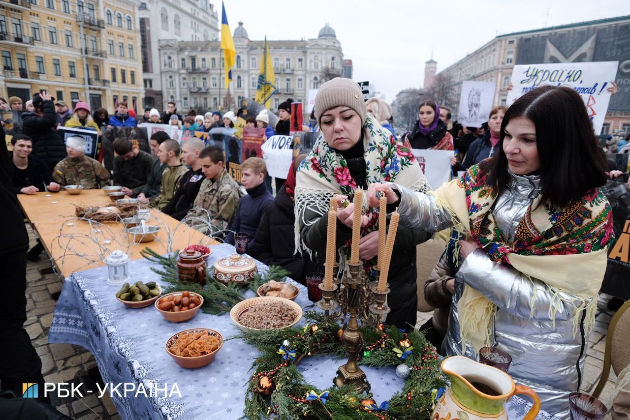 В Киеве на Софийской площади провели акцію в поддержку защитников Мариуполя. Фото и видео