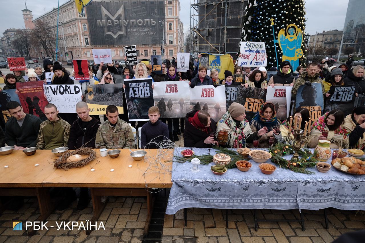 В Киеве на Софийской площади провели акцію в поддержку защитников Мариуполя. Фото и видео