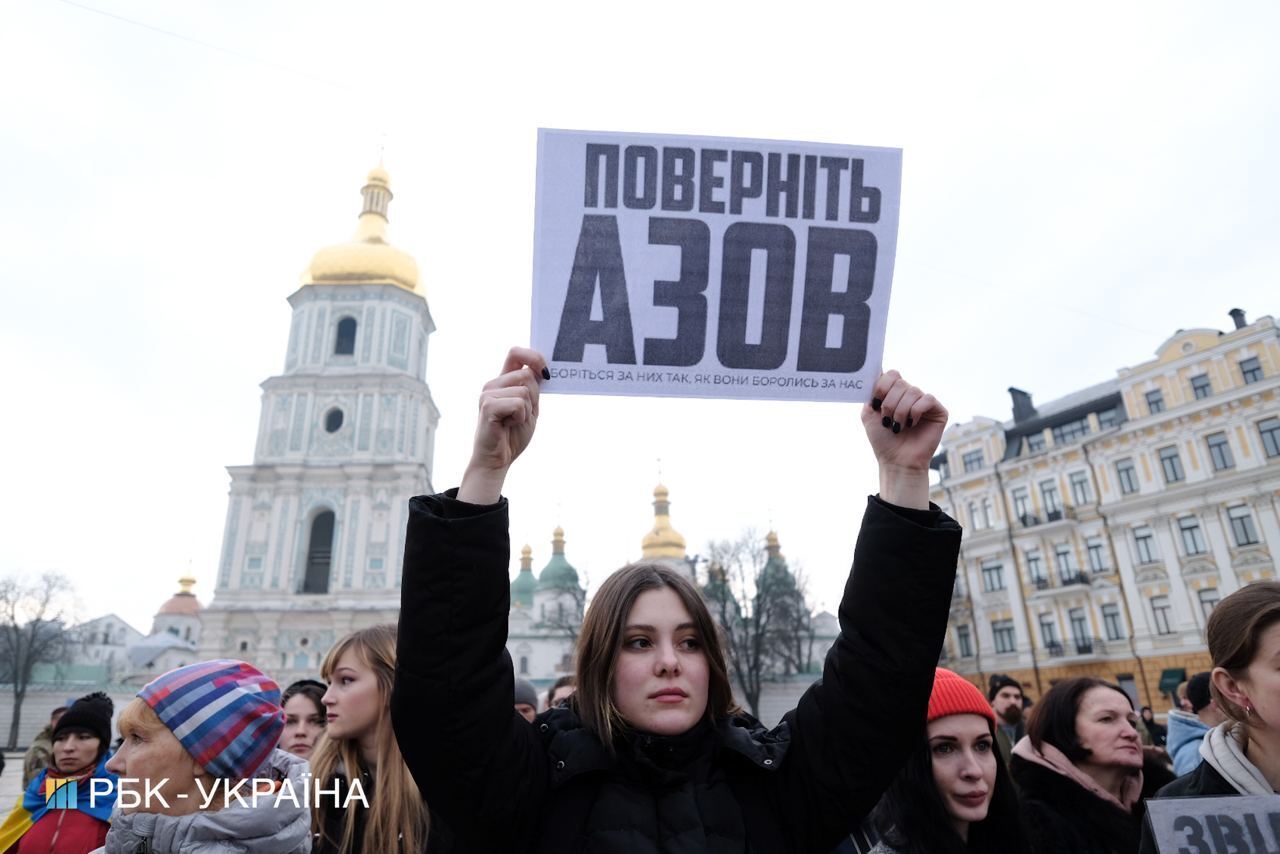 У Києві на Софійській площі провели акцію на підтримку захисників Маріуполя. Фото та відео