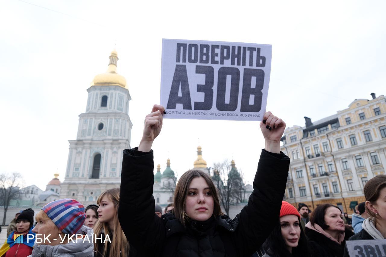 В Киеве на Софийской площади провели акцію в поддержку защитников Мариуполя. Фото и видео