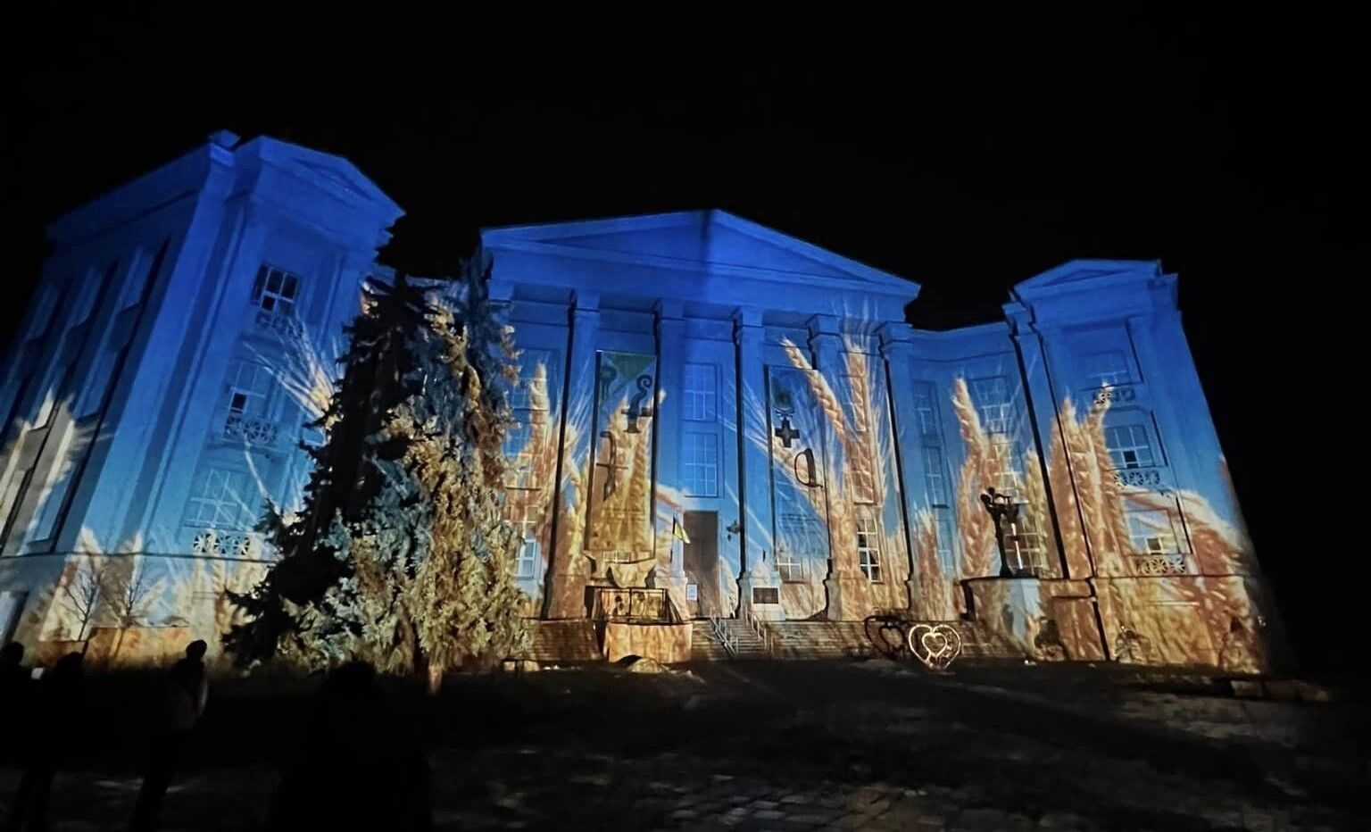 В Киеве всемирно известный художник Герри Хофштеттер подсветил здания в канун Рождества. Фото