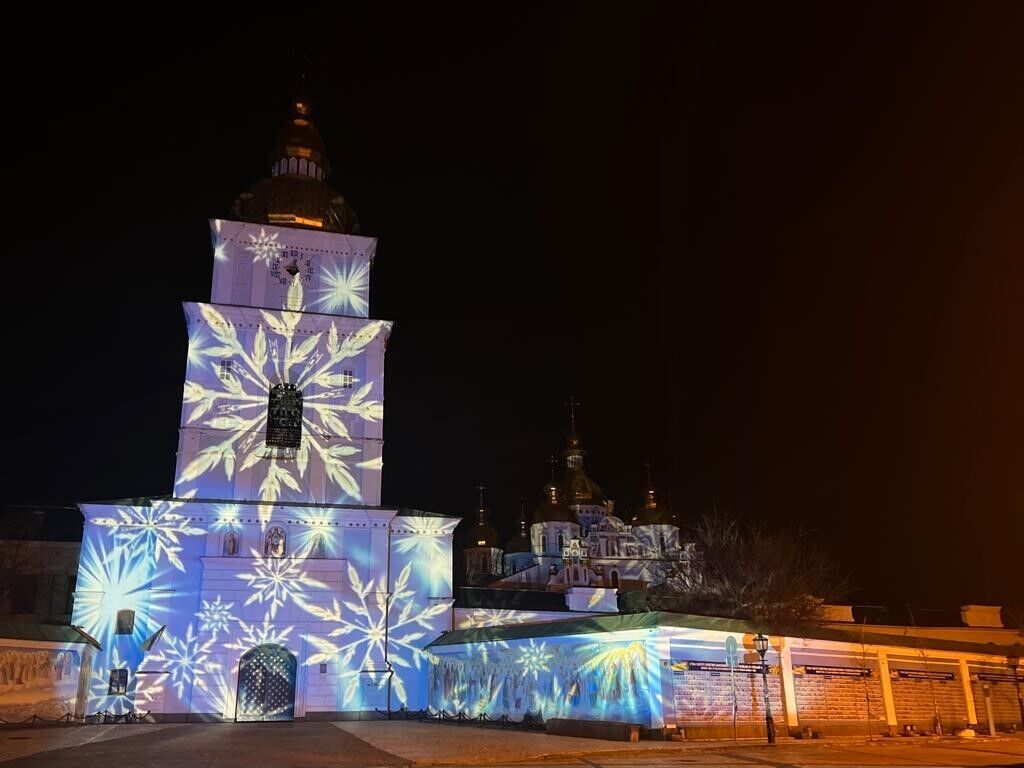 У Києві всесвітньо відомий митець Геррі Хофштеттер підсвітив будівлі напередодні Різдва. Фото
