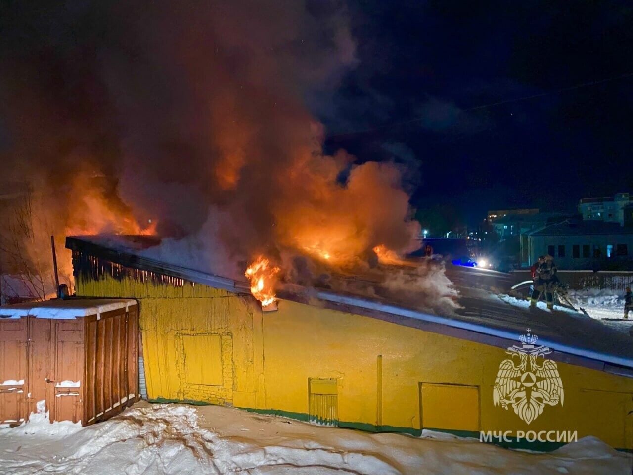 В Мурманске произошел пожар на базе снабжения, где хранилась военная форма и средства индивидуальной защиты. Фото