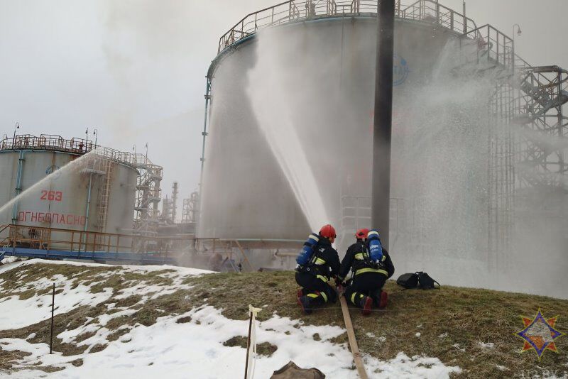 У Білорусі спалахнула пожежа на нафтопереробному підприємстві "Нафтан". Фото 