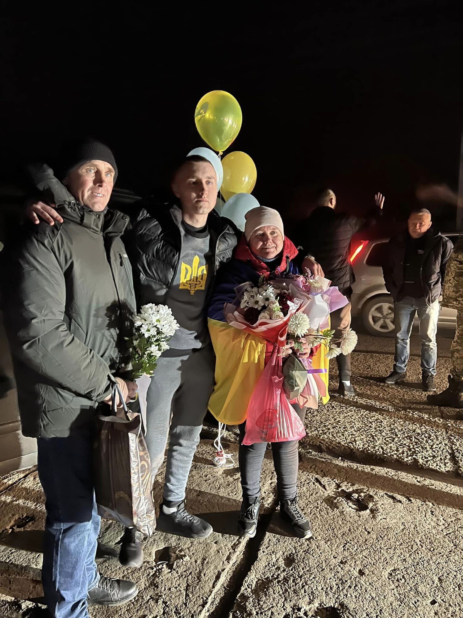 С цветами и флагами Украины: на Одесщине встретили троих защитников Змеиного, вернувшихся из российского плена. Фото