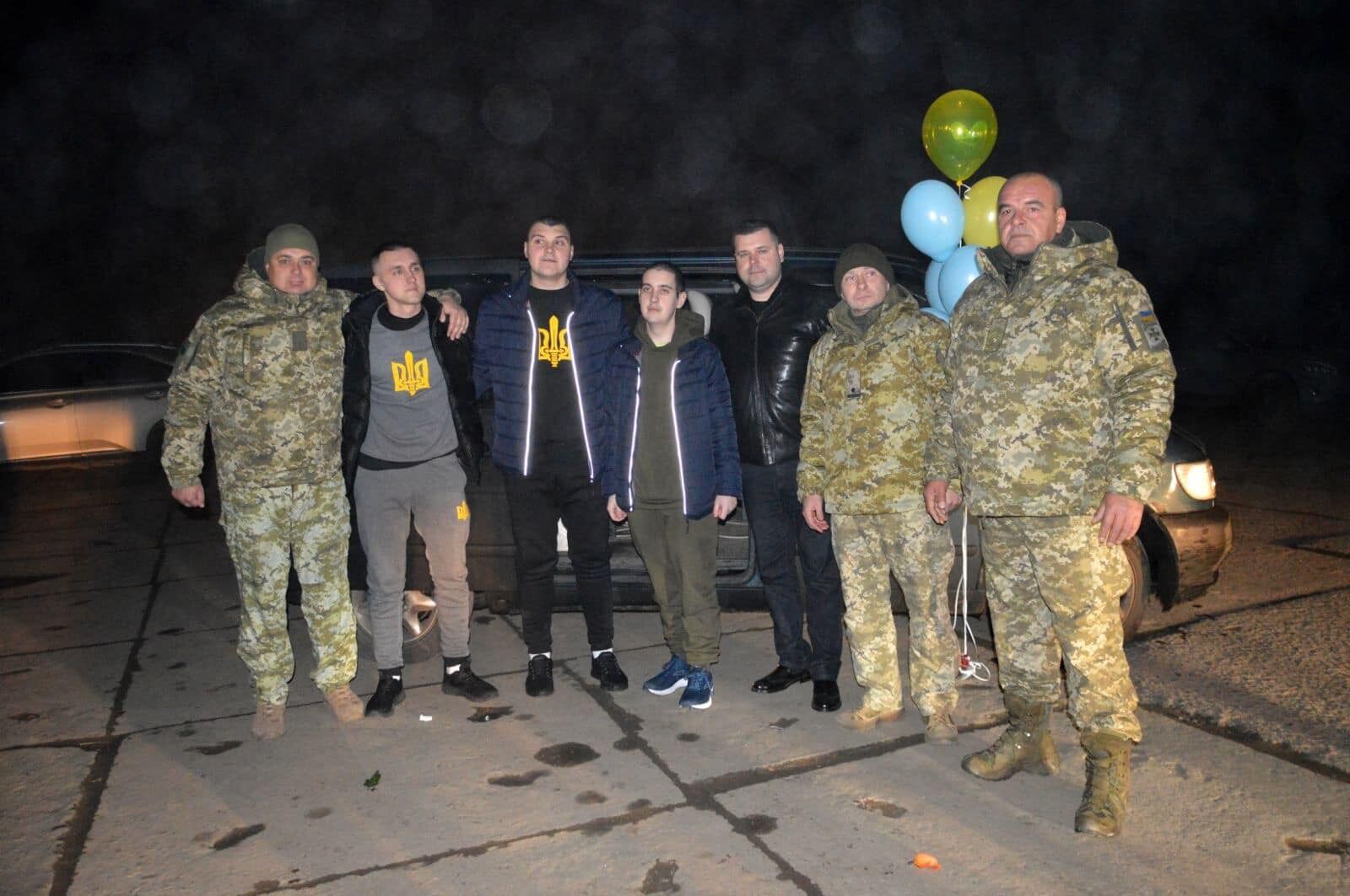 С цветами и флагами Украины: на Одесщине встретили троих защитников Змеиного, вернувшихся из российского плена. Фото