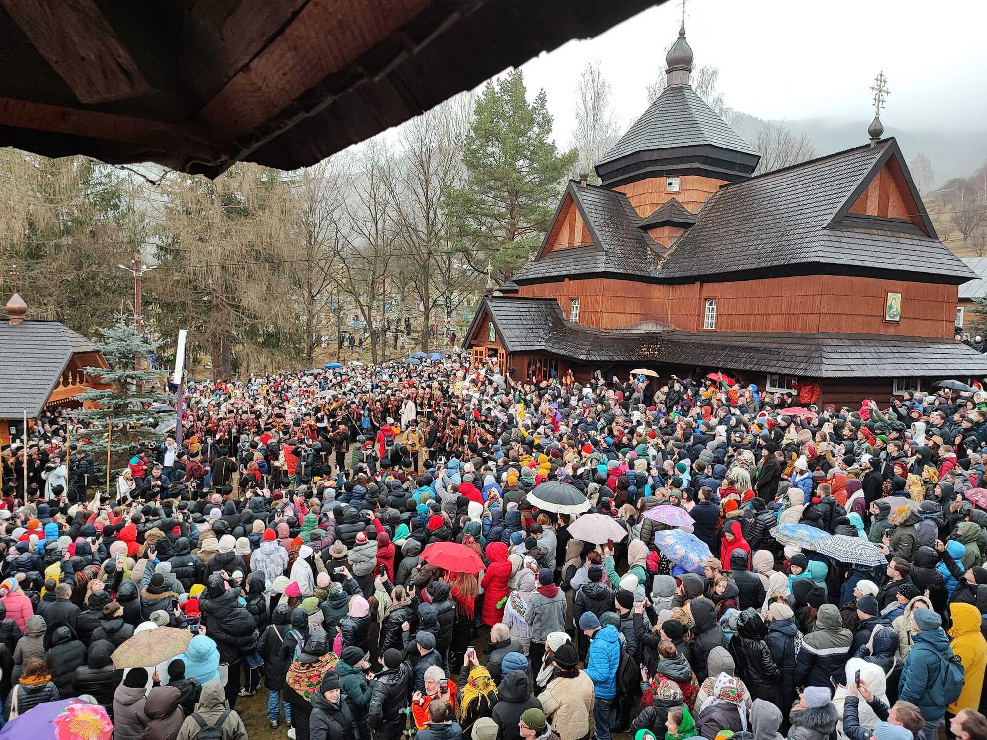 Як у Карпатах вперше за  багато років святкують Різдво 25 грудня: з гімном і колядками. Фото