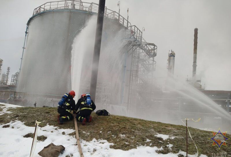 У Білорусі спалахнула пожежа на нафтопереробному підприємстві "Нафтан". Фото 
