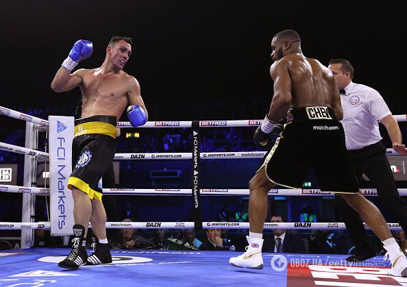 Непереможний суперваговик виграв бій рідкісним стоячим нокаутом. Відео