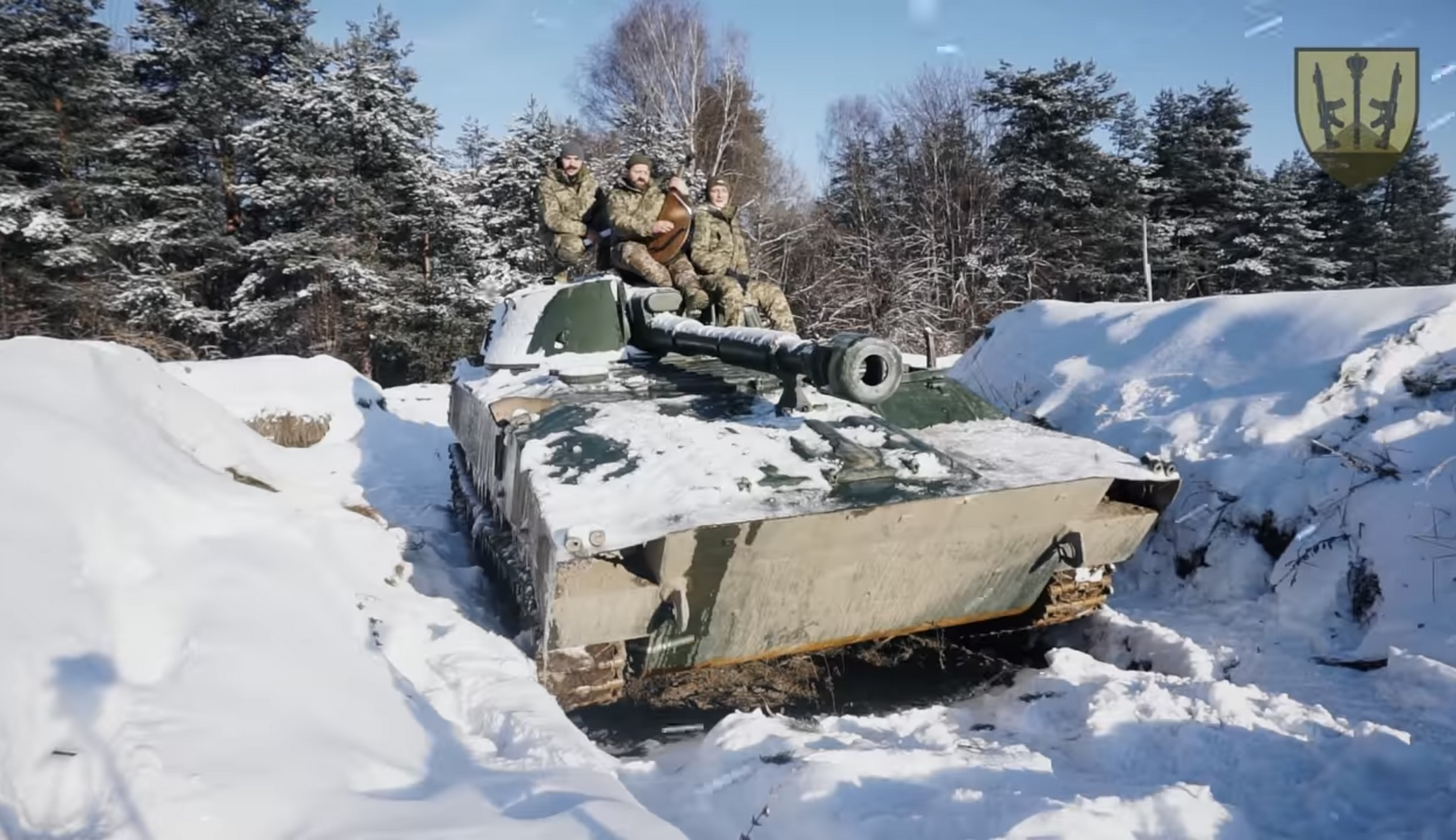 В окопах і на танках: воїни ЗСУ зворушливо заспівали ''Щедрик''. Відео