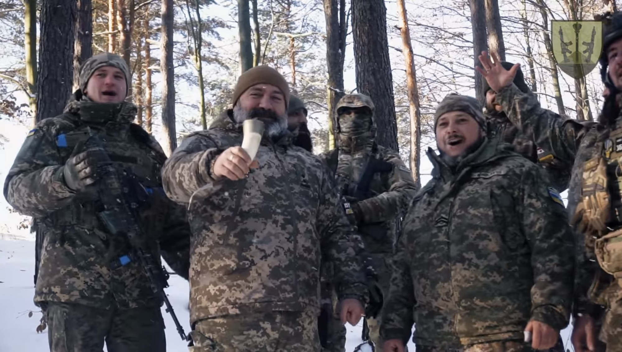 В окопах и на танках: воины ВСУ трогательно спели "Щедрик". Видео