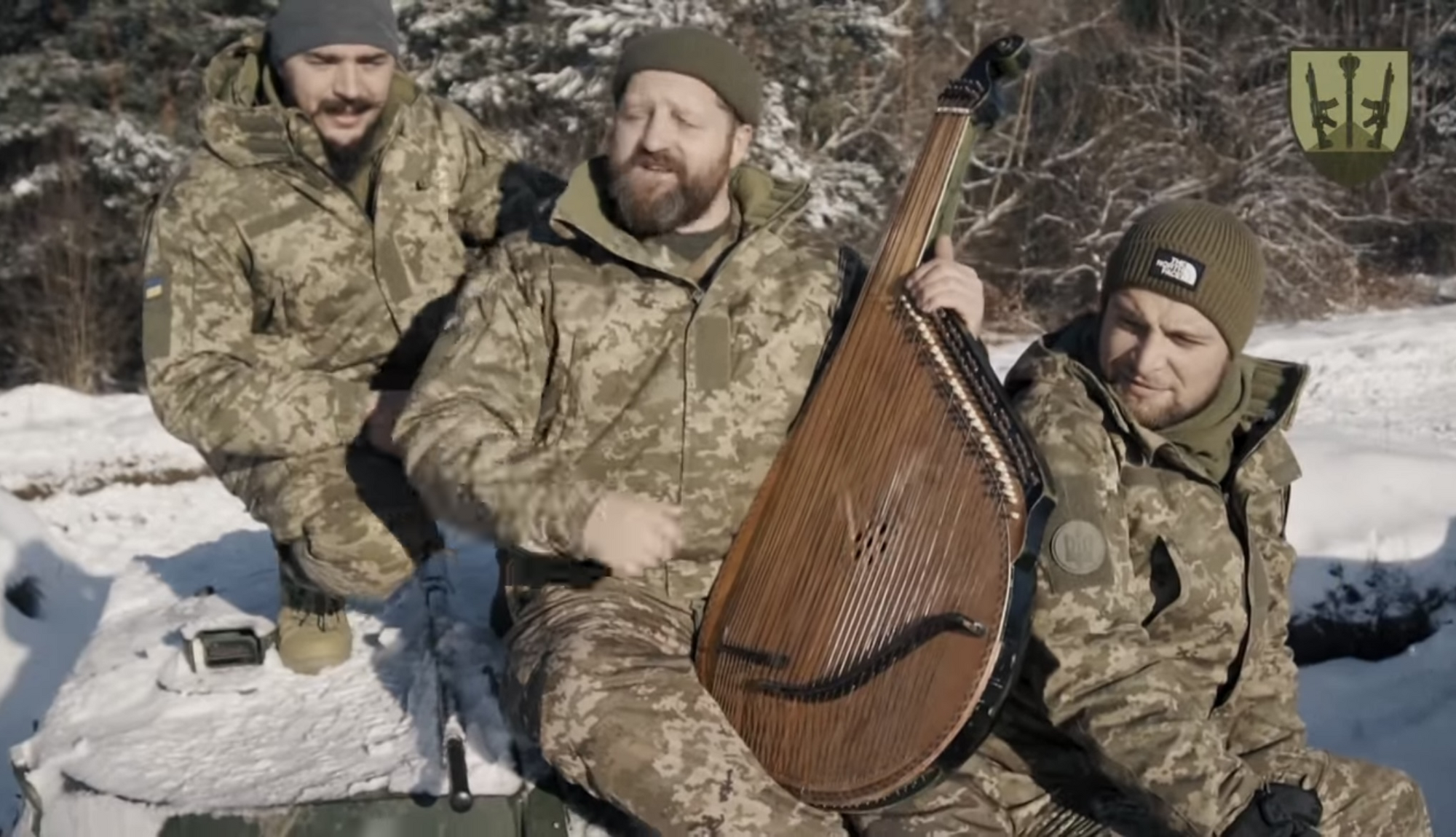 В окопах и на танках: воины ВСУ трогательно спели "Щедрик". Видео