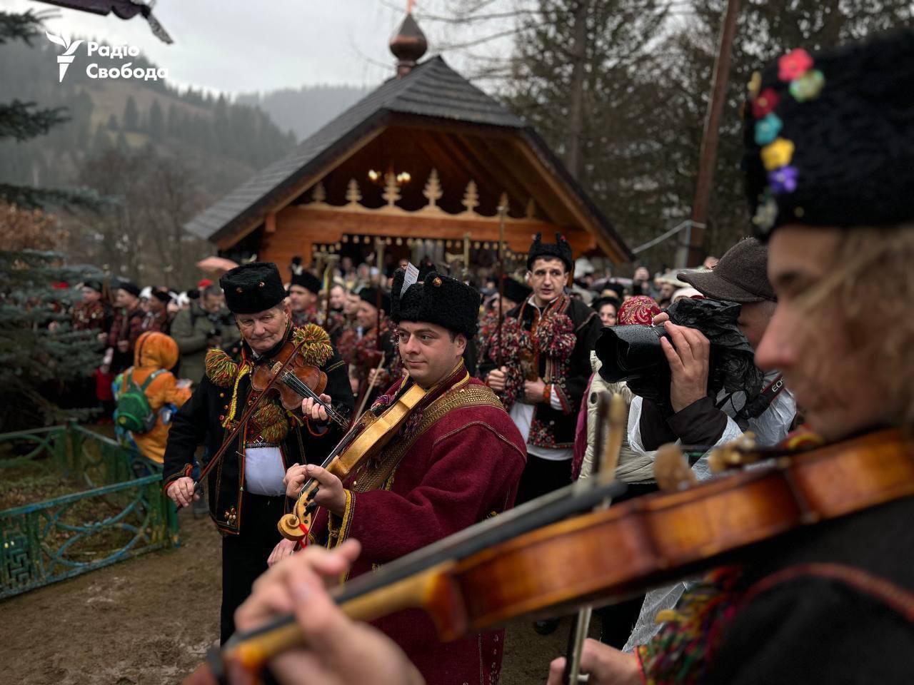 Як у Карпатах вперше за  багато років святкують Різдво 25 грудня: з гімном і колядками. Фото