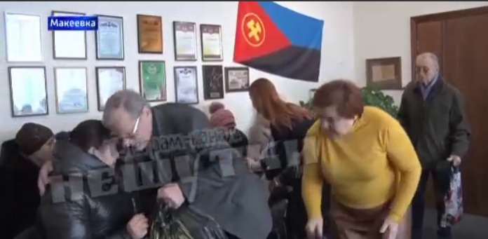 На оккупированном Донбассе матерям и женам погибших захватчиков помощь вручили в черных пакетах. Видео