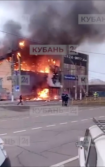 У Росії сталася потужна пожежа в ТЦ, з вогнем борються десятки пожежників. Фото і відео