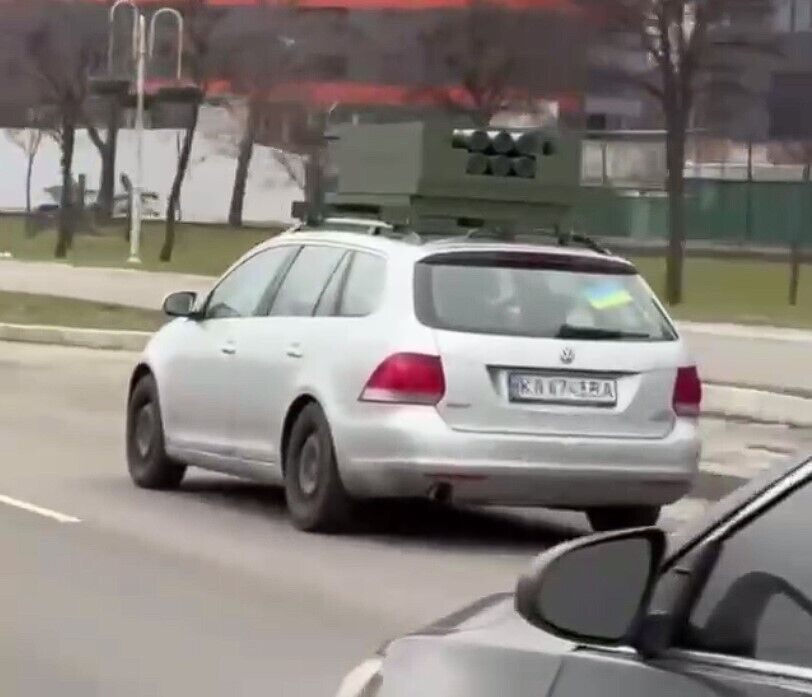 В Киеве заметили уникальный автомобиль с конструкцией в виде HIMARS. Видео