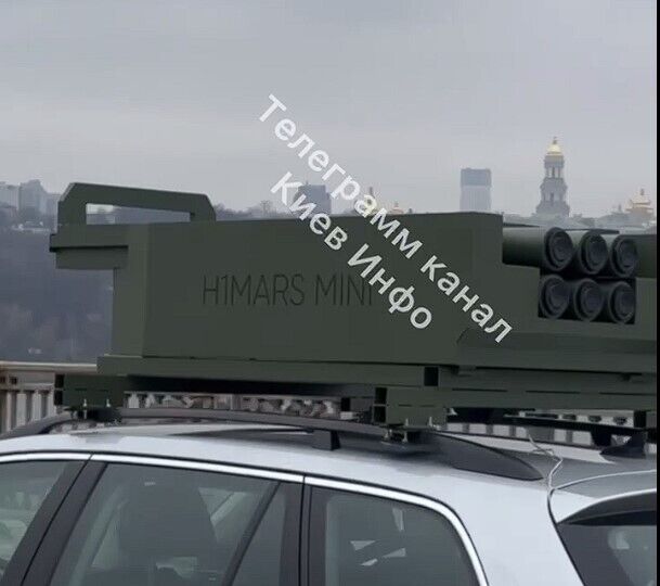 У Києві помітили унікальне авто з конструкцією у вигляді HIMARS. Відео