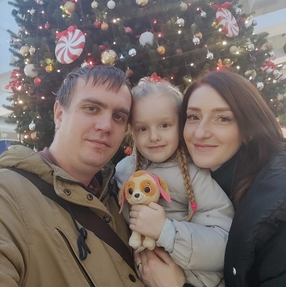 Через російський обстріл Херсона дівчинка втратила око, у її мами переломи ребер: подробиці трагедії