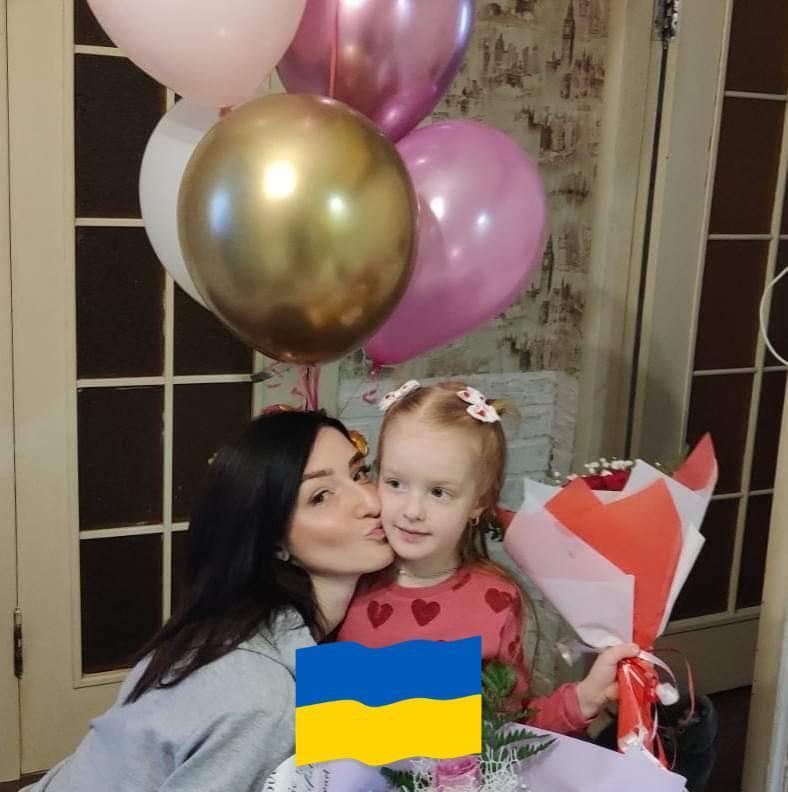 Из-за российского обстрела Херсона девочка лишилась глаза, у ее мамы переломы ребер: подробности трагедии