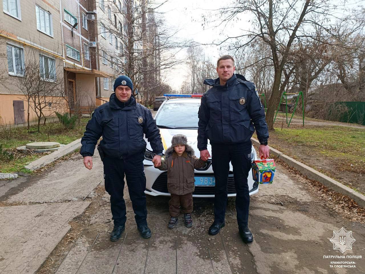 Патрульні зробили сюрприз хлопчику із Слов’янська, знімок якого облетів мережу: його тато захищає Україну. Фото 