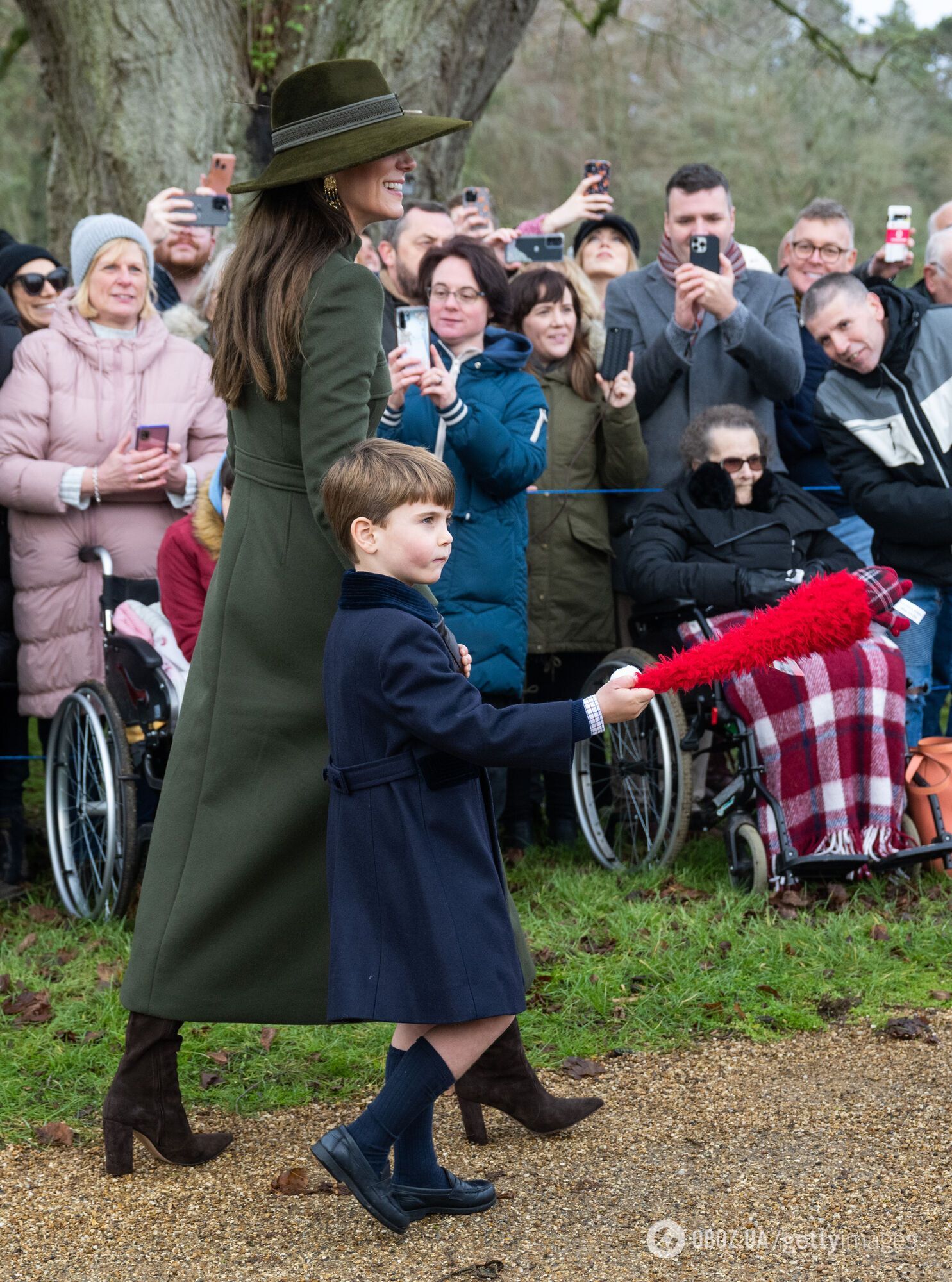 Четырехлетнего принца Луи впервые взяли на рождественскую службу: малыш снова стал звездой папарацци. Забавные кадры