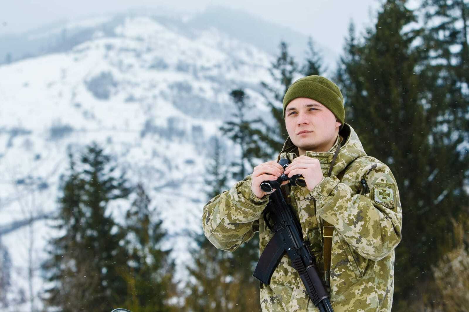 К поискам привлекли авиацию: в горах ищут четырех украинцев, незаконно пересекших границу с Румынией. Фото и видео