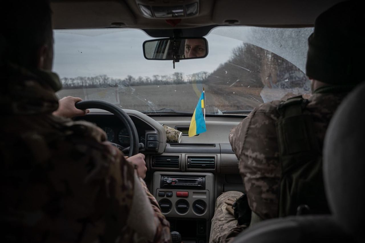 Защитники страны в своем авто на передовой