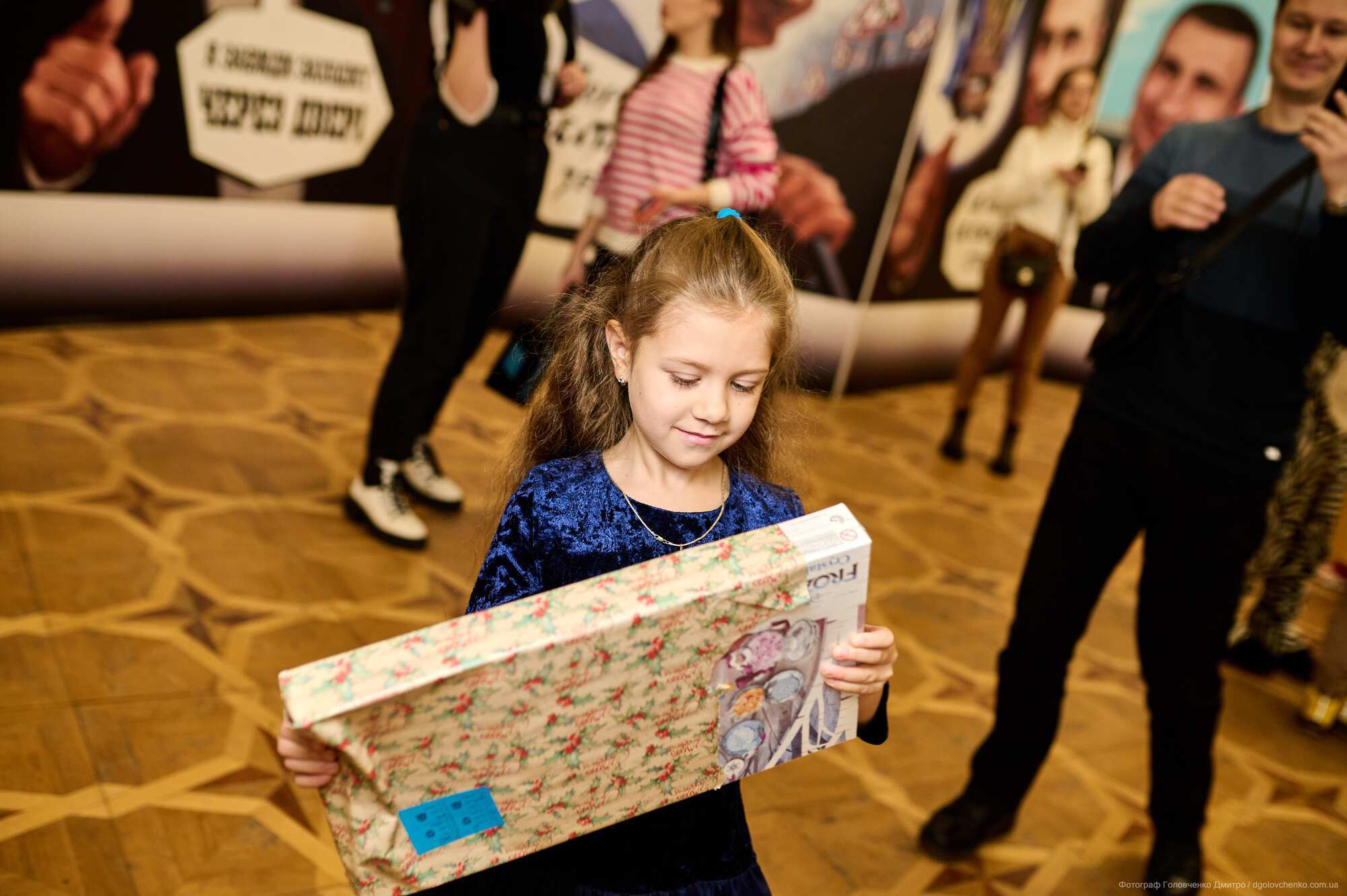 Андре Тан у ролі Санти: британські благодійники передали різдвяні подарунки для українських дітей