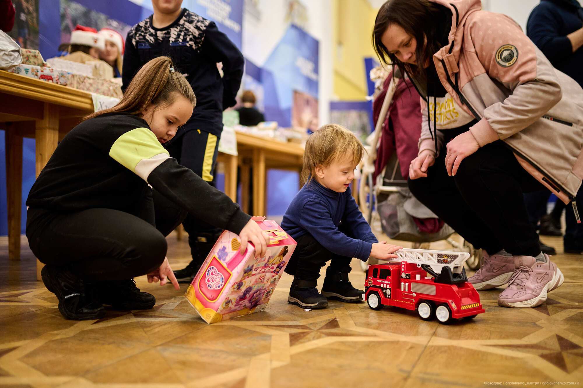 Андре Тан у ролі Санти: британські благодійники передали різдвяні подарунки для українських дітей
