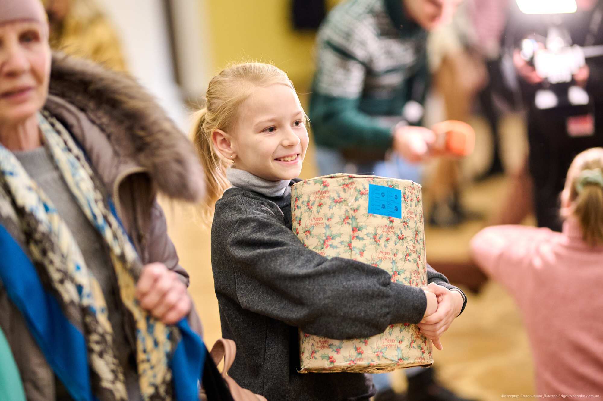 Андре Тан в роли Санты: британские благотворители передали рождественские подарки для украинских детей