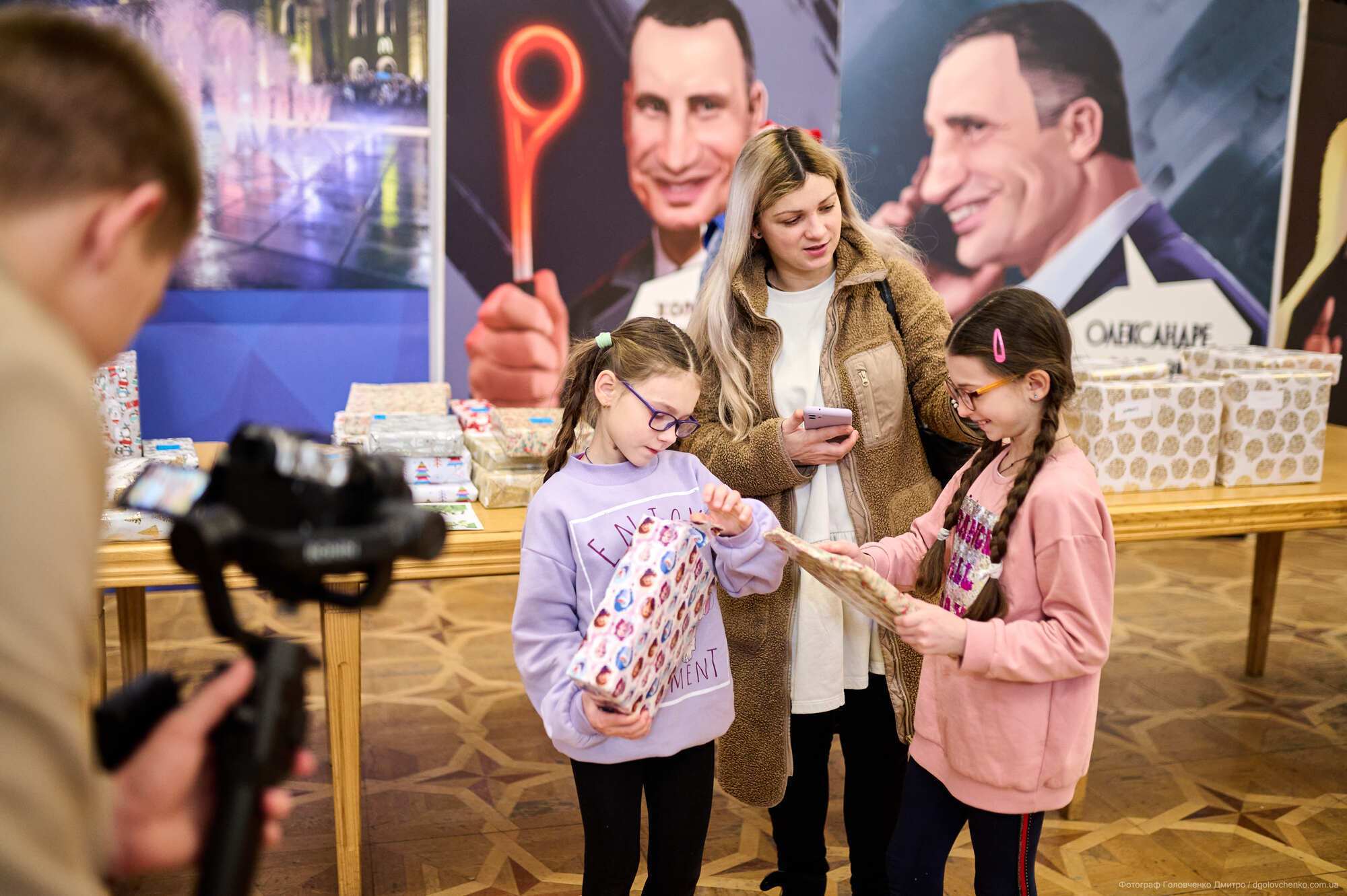 Андре Тан в роли Санты: британские благотворители передали рождественские подарки для украинских детей