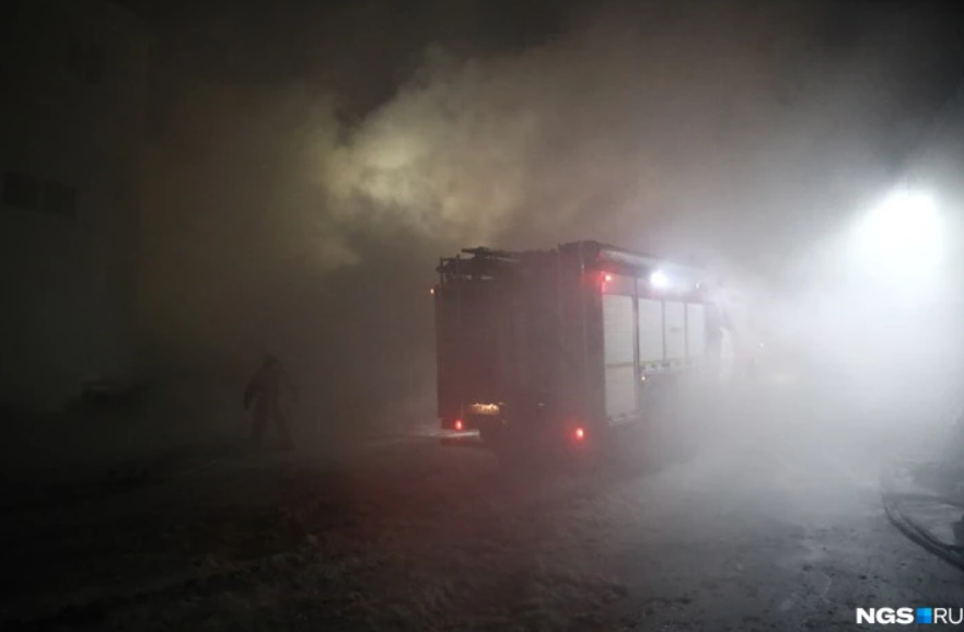 У Новосибірську спалахнула потужна пожежа, піднявся стовп диму і вогню. Відео