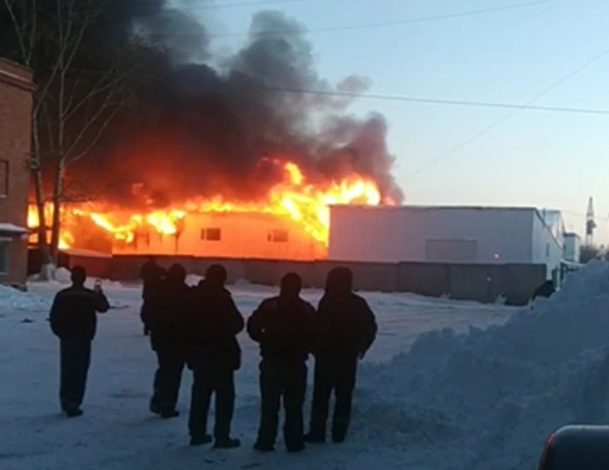 В Новосибирске вспыхнул мощный пожар, поднялся столб дыма и огня. Видео