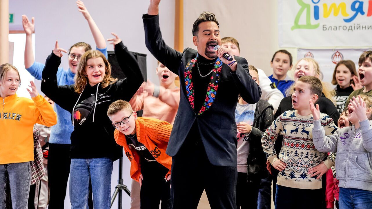 БФ "Діти Дітям" та ГО "Лікарський фронт" влаштували дітям-сиротам новорічне свято із зірками