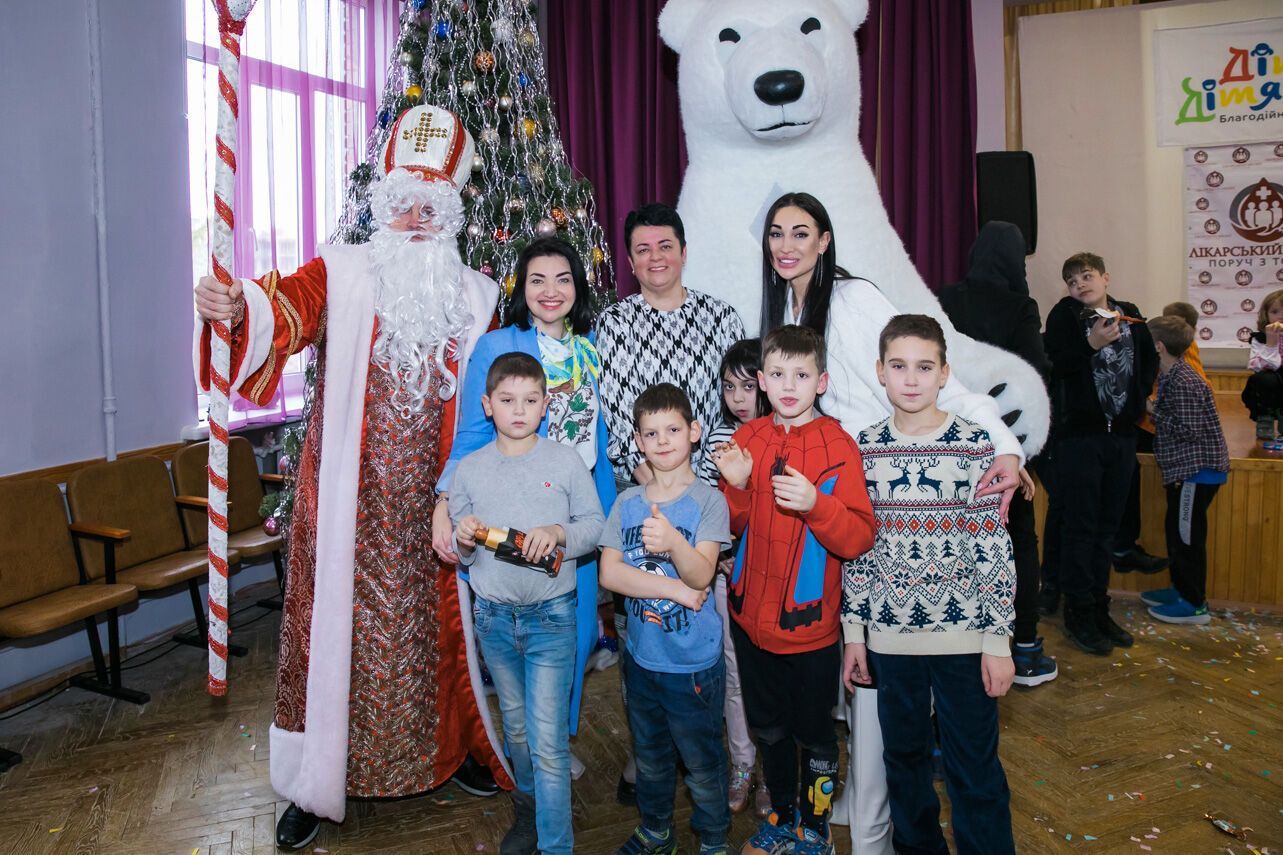 БФ "Діти Дітям" та ГО "Лікарський фронт" влаштували дітям-сиротам новорічне свято із зірками