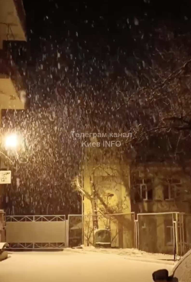 Київ засипало снігом: синоптики прогнозують, що зимова казка ненадовго. Відео 