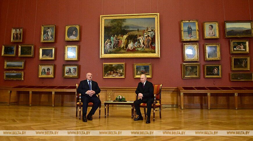 "Не тільки чай п’ємо": Лукашенко похвалився новою зустріччю з Путіним, але на відео помітили цікаву деталь 