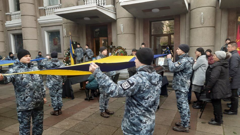 В Одессе простились с журналистом Антоном Коломийцем, погибшим в боях за Бахмут: у него осталось двое детей. Фото