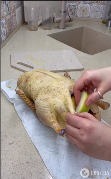 Соковита всередині та хрустка ззовні: як смачно приготувати святкову качку 