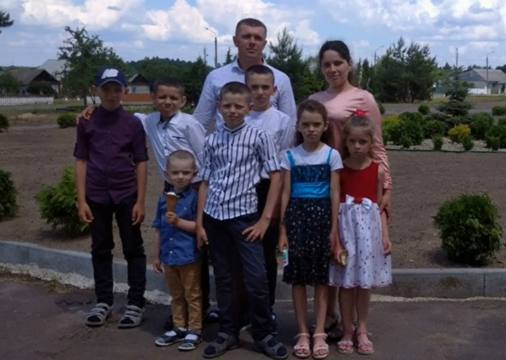 На Житомирщині подружжя підірвалося на міні, їхніх вісьмох дітей усиновив боєць "Азову": подробиці трагедії