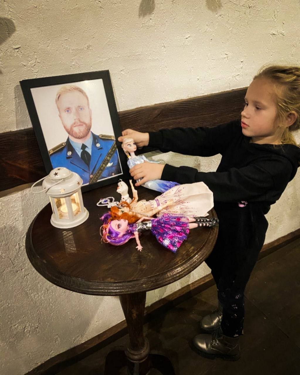 Отдал жизнь за Украину: сеть тронули фото прощания жены и маленькой дочери с героем, погибшим под Бахмутом
