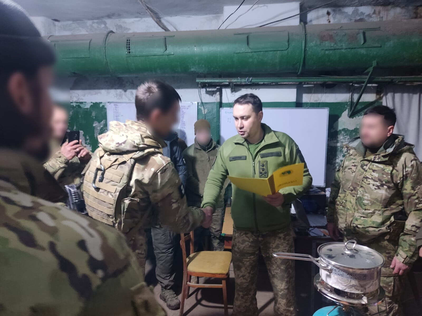 Буданов відвідав передові позиції Сил оборони в Бахмуті й вручив нагороди воїнам. Фото