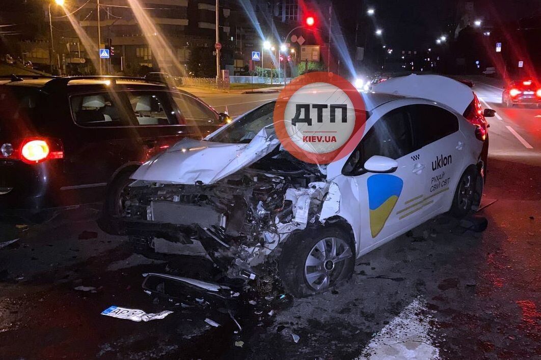 В Киеве пьяный таксист на скорости протаранил легковушку. Фото